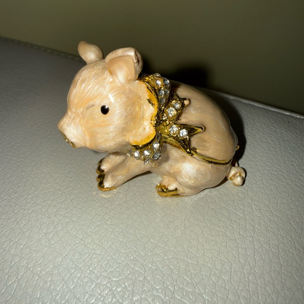 Charming Gold-tone and Creamy peachy pink Pig magnetic trinket box